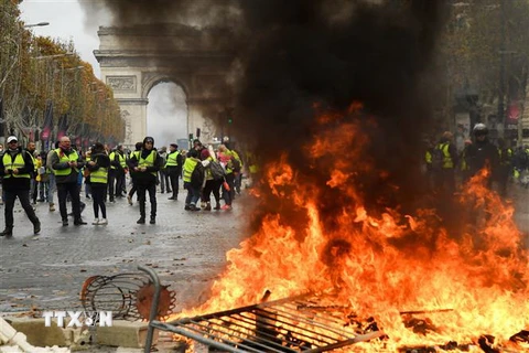 Những người ủng hộ phong trào "Áo vàng" biểu tình bạo loạn tại Paris, Pháp. (Ảnh: AFP/TTXVN)