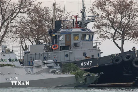Tàu quân sự Ukraine bị bắt giữ tại cảng Kerch ngày 26/11/2018. (Ảnh: AFP/TTXVN)