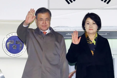 Tổng thống Moon Jae-in bà Phu nhân Kim Jung-sook đến Prague. (Nguồn: Yonhap)