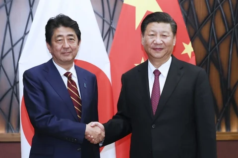 Thủ tướng Nhật Bản Shinzo Abe (trái) và Chủ tịch Trung Quốc Tập Cận Bình. (Nguồn: Xinhua)