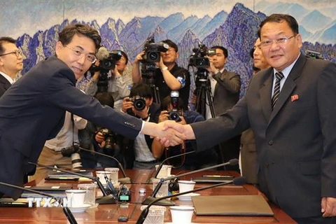Thứ trưởng Giao thông Hàn Quốc Kim Jeong-ryeol (trái) và người đồng cấp Triều Tiên Kim Yun-hyok tại cuộc họp về kết nối và hiện đại hóa đường sắt xuyên biên giới tại làng đình chiến Panmunjom ngày 26/6. (Ảnh: Yonhap/TTXVN)