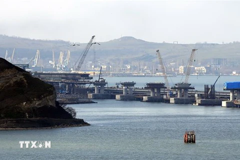 Toàn cảnh một công trình xây dựng cầu đường sắt và đường bộ Crimea qua Eo biển Kerch ngày 14/3/2018. (Ảnh: AFP/TTXVN)