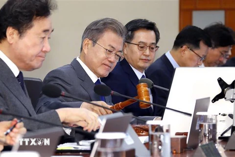 Tổng thống Hàn Quốc Moon Jae-in (thứ 2, trái) trong cuộc họp nội các ở thủ đô Seoul ngày 20/11/2018. (Ảnh: Yonhap/TTXVN)