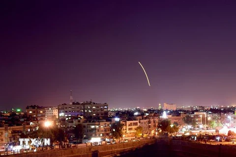 Tên lửa phòng không Syria được phóng lên bầu trời để đánh chặn tên lửa của Israel tấn công sân bay quốc tế Damascus tối 15/9. (Ảnh: THX/TTXVN)