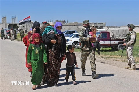 Người tị nạn Syria trở về từ khu vực do phiến quân kiểm soát, qua cửa khẩu Abu al-Duhur ở tỉnh Idlib. (Ảnh: AFP/TTXVN)