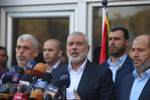 Lãnh đạo phong trào Hamas Ismail Haniyeh (giữa) phát biểu trong cuộc họp báo tại Gaza ngày 19/9. (Nguồn: THX/TTXVN)