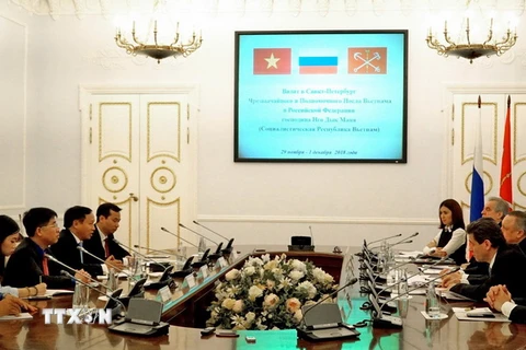 Cuộc gặp làm việc giữa quyền Thống đốc Saint-Petersburg, ông Aleksander Beglov với Đại sứ Việt Nam tại Liên bang Nga Ngô Đức Mạnh tại trụ sở chính quyền Saint-Peterburg đã thảo luận các hoạt động giao lưu cụ thể. (Ảnh: Tâm Hằng/TTXVN)