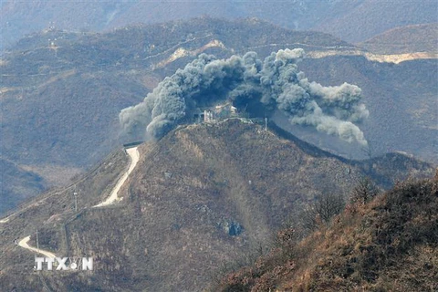Một trạm gác tại khu vực Cheorwon, tỉnh Gangwon, trong Khu phi quân sự (DMZ) ở biên giới liên Triều bị phá bỏ ngày 15/11/2018. (Ảnh: Yonhap/TTXVN)
