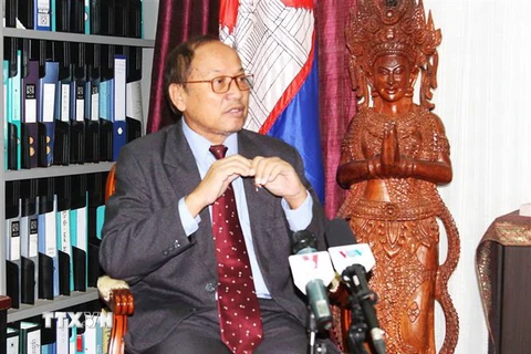 Ông Phay Siphan, Bộ trưởng, người phát ngôn Văn phòng Hội đồng Bộ trưởng Campuchia trả lời phỏng vấn của phóng viên. (Ảnh: TTXVN)
