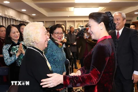 Chủ tịch Quốc hội Nguyễn Thị Kim Ngân gặp gỡ bà con kiều bào tại Hàn Quốc. (Ảnh: Trọng Đức/TTXVN)