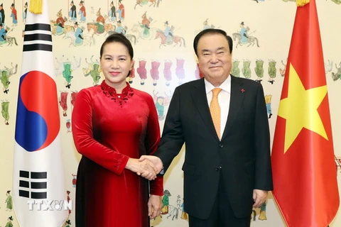Chủ tịch Quốc hội Hàn Quốc Moon Hee-sang đón Chủ tịch Quốc hội Nguyễn Thị Kim Ngân tại Trụ sở Quốc hội Hàn Quốc ở Thủ đô Seoul. (Ảnh: Trọng Đức/TTXVN)
