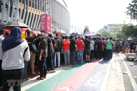 Rất đông cổ động viên xếp hàng, chờ đợi mua vé tại sân Bukit Jalil (Kuala Lumpur). (Ảnh: Hoàng Linh/TTXVN)
