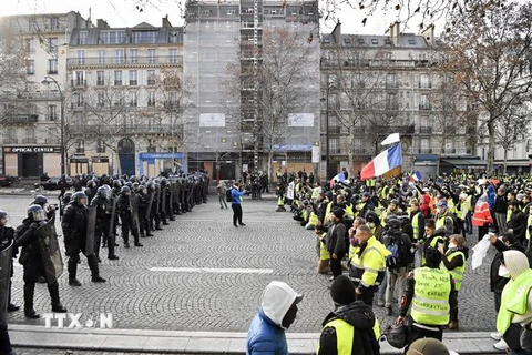 Cảnh sát giữ trật tự trong cuộc biểu tình ''Áo vàng'' tại Paris, Pháp ngày 8/12/2018. (Ảnh: THX/TTXVN)