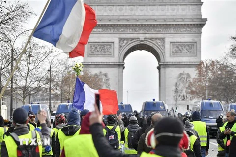 Người biểu tình ''Áo vàng'' phản đối chi phí sinh hoạt đắt đỏ tại Paris, Pháp ngày 8/12/2018. (Ảnh: THX/TTXVN)