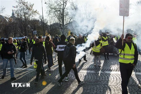 Những người ủng hộ phong trào ''Áo vàng'' biểu tình bạo loạn tại Paris, Pháp ngày 17/11/2018. (Ảnh: AFP/TTXVN)
