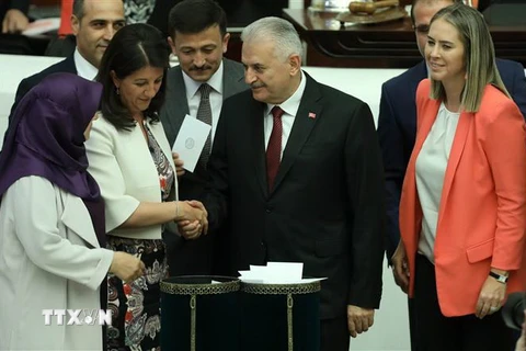 Ông Binali Yildirim (thứ 2, phải). (Nguồn: AFP/TTXVN)