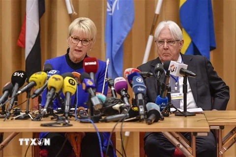 Ngoại trưởng Thụy Điển Margot Wallstrom (trái) và Đặc phái viên của Liên hợp quốc về Yemen Martin Griffiths tại cuộc đàm phán ở Stockholm ngày 6/12/2018. (Ảnh: AFP/TTXVN)