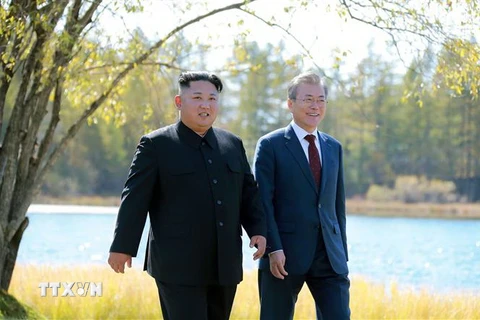 Nhà lãnh đạo Triều Tiên Kim Jong-un (trái) và Tổng thống Hàn Quốc Moon Jae-in tại cuộc gặp ở Samjiyon, Triều Tiên ngày 20/9/2018. (Ảnh: Yonhap/TTXVN)