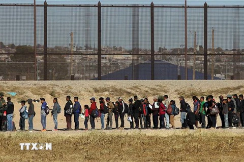 Người di cư Trung Mỹ chờ xin tị nạn vào Mỹ tại Ciudad Juarez, biên giới Mỹ-Mexico ngày 3/12/2018. (Ảnh: AFP/TTXVN)