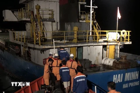 [Video] Quảng Trị cứu trợ thành công 9 thuyền viên gặp nạn trong đêm