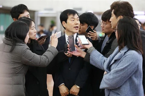 Giám đốc điều hành công ty Samsung BioLogics Co. Kim Tae-han (giữa) phát biểu với báo giới tại Seoul, Hàn Quốc ngày 31/10/2018. (Ảnh: Yonhap/TTXVN)