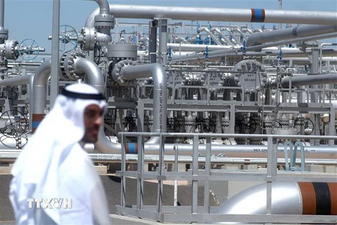Một cơ sở khai thác tại mỏ dầu Al-Rawdhatain, phía bắc Kuwait. (Ảnh: AFP/TTXVN)