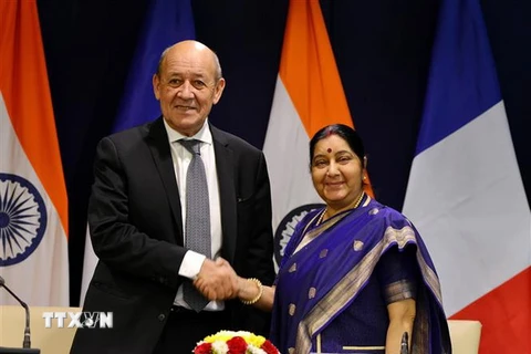Ngoại trưởng Ấn Độ Sushma Swaraj (phải) và Ngoại trưởng Pháp Jean-Yves Le Drian trong cuộc hội đàm tại New Delhi, Ấn Độ ngày 15/12/2018. (Ảnh: THX/TTXVN)
