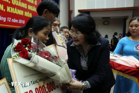 Phó Chủ tịch nước Đặng Thị Ngọc Thịnh trao nhà tình nghĩa cho người dân Quảng Nam. (Ảnh: Trần Tĩnh/TTXVN)