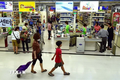 Người dân mua sắm tại một siêu thị ở Seoul, Hàn Quốc. AFP/TTXVN
