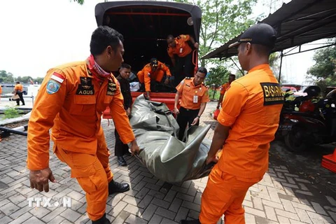 Lực lượng cứu hộ chuẩn bị cho công tác tìm kiếm nạn nhân vụ rơi máy bay của hãng hàng không Lion Air tại cảng ở Jakarta, Indonesia ngày 29/10/2018. (Ảnh: AFP/TTXVN)