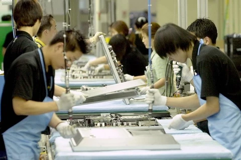 Công nhân làm việc tại một nhà máy của Tập đoàn Samsung ở Suwon, Hàn Quốc. (Ảbh minh họa. Nguồn: AFP/TTXVN)