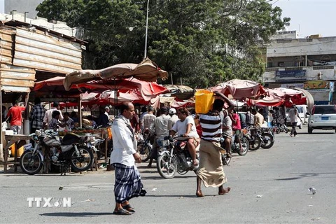 Người dân mua sắm tại một khu chợ ở Hodeida, Yemen. (Ảnh: AFP/TTXVN)