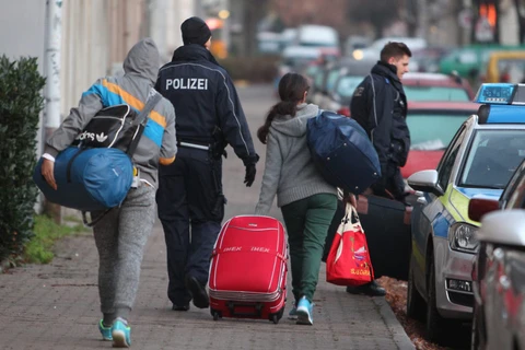 Cảnh sát Đức đưa người tị nạn trở lại sân bay. (Nguồn: rumoursaboutgermany.info)