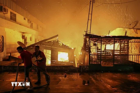 hiện trường vụ hỏa hoạn tại khu nhà tạm ở Manaus, bang Amazonas, Brazil ngày 17/12/2018. (Ảnh: AFP/TTXVN)