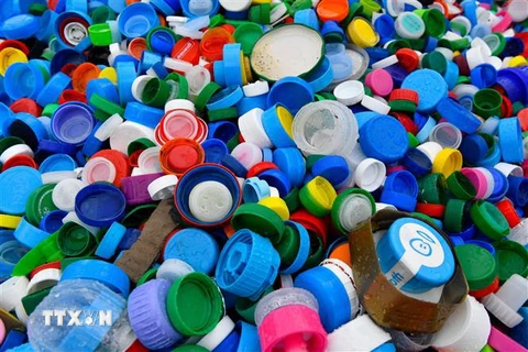 Các sản phẩm nắp hộp nhựa phế thải tại một nhà máy tái chế gần Marseille, Pháp. (Ảnh: AFP/TTXVN)