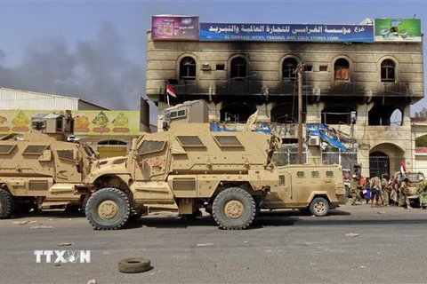 Lực lượng ủng hộ chính phủ Yemen tại khu vực ngoại ô Hodeida. (Ảnh: AFP/TTXVN)