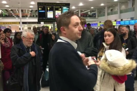 Hành khách tại sân bay Gatwick. (Nguồn: bbc.com)