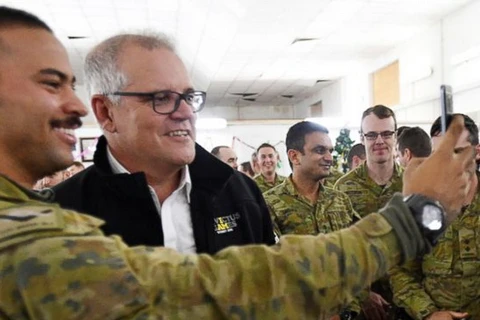 Thủ tướng Scott Morrison (áo đen) chụp ảnh chung với binh sỹ Australai tại khu quân sự tại tỉnh Taji. (Nguồn: AP)