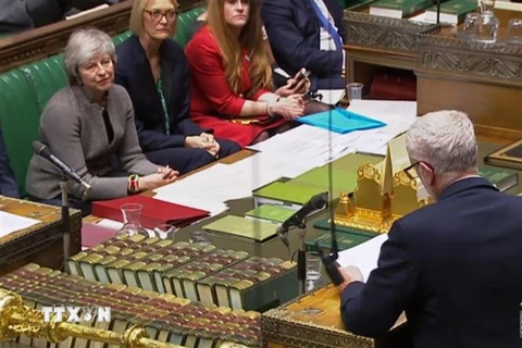 Thủ tướng Anh Theresa May (trái) và lãnh đạo Công đảng đối lập Jeremy Corbyn (phải) tại phiên họp của Hạ viện ở London ngày 17/12/2018. (Ảnh: AFP/TTXVN)