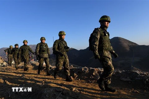 Các thanh sát viên Hàn Quốc kiểm chứng đối với việc dỡ bỏ vũ khí và rút binh sỹ tại trạm gác bên phía Triều Tiên ngày 12/12/2018. (Ảnh: Yonhap/TTXVN)