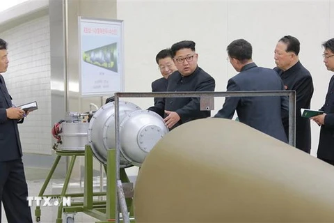Nhà lãnh đạo Triều Tiên Kim Jong-un (thứ 4, phải) thị sát một cơ sở hạt nhân của nước này tại Bình Nhưỡng ngày 3/9/2017. (Ảnh: Reuters/TTXVN)