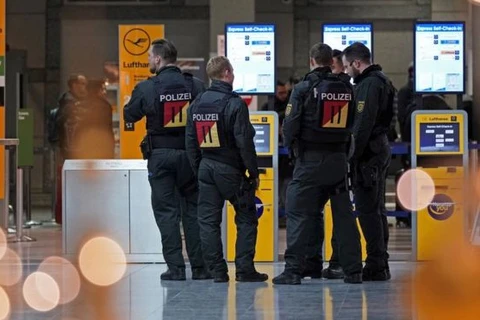 Cảnh sát tại sân bay Stuttgart. (Nguồn: EPA)
