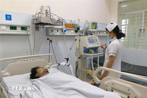 Nạn nhân bị thương đang được điều trị tại bệnh viện Long Khánh. (Ảnh: Lê Xuân/TTXVN)
