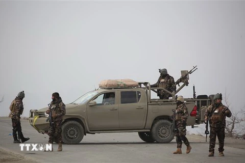 Lực lượng an ninh Afghanistan điều tra tại hiện trường một vụ đánh bom xe ở Kabul. (Ảnh: THX/TTXVN)