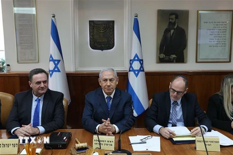 Thủ tướng Israel Benjamin Netanyahu (giữa) trong một cuộc họp nội các tại Jerusalem. (Ảnh: AFP/TTXVN)