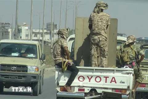 Các lực lượng ủng hộ Chính phủ Yemen tuần tra tại Hodeidah 15/11/2018. (Ảnh: THX/TTXVN)