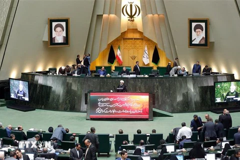 Tổng thống Iran Hassan Rouhani (giữa) tại một phiên họp Quốc hội ở Tehran. (Ảnh: AFP/TTXVN)