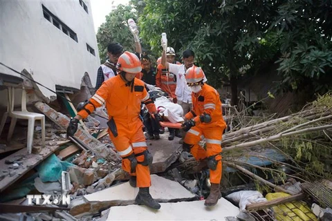 [Video] Bệnh viện quá tải sau đợt sóng thần xảy ra ở Indonesia