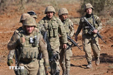 Binh sỹ Thổ Nhĩ Kỳ được triển khai tại khu vực Mount Bersaya, phía bắc thị trấn Azaz ở gần biên giới Syria-Thổ Nhĩ Kỳ ngày 29/1/2018. (Ảnh: AFP/TTXVN)
