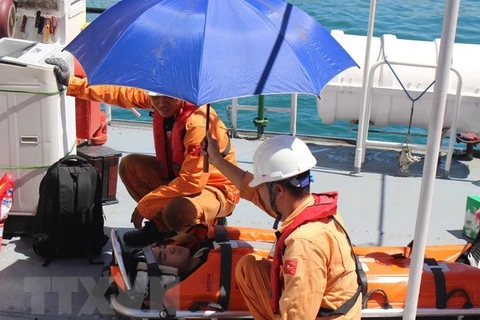 Cấp cứu kịp thời một công nhân bị tai nạn trên biển Trường Sa